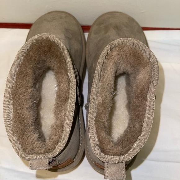 UGG Women's Suede Ankle Boots size 9 - Picture 6 of 9
